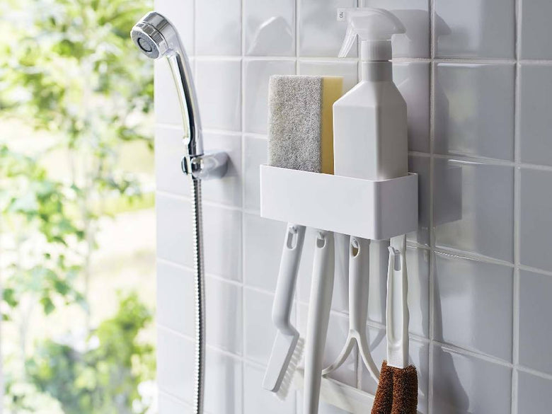 浴室のシンクエリアに【MIST/ミスト】フィルムフックラック W18が設置され、タオルやソープディスペンサーが掛けられている様子