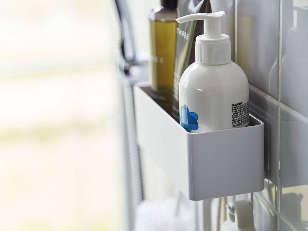 MISTフィルムフック ラック W18がバスルームの棚に取り付けられ、タオルや石鹸ディスペンサー、歯ブラシホルダーが掛かっている様子