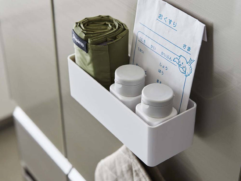 【MIST/ミスト】フィルムフック ラック W18が家庭用キャビネット内に取り付けられ、洗面用具や収納用品を整理している様子