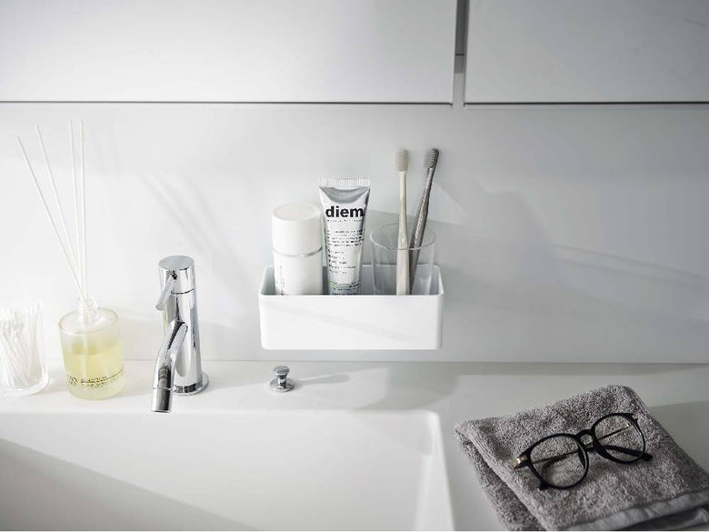 浴室のシンク横に【MIST/ミスト】フィルムフックラック W18が取り付けられ、ボトルや日用品が掛けられている様子