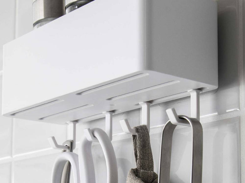 シルバー色の【MIST/ミスト】フィルムフックラック W18がキッチンのアルミ製シェルフに設置されている様子
