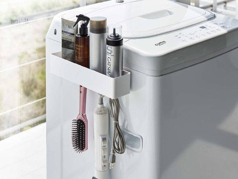 キッチンの壁に取り付けられた【MIST/ミスト】フィルムフック ラック W30。複数の吸着式フックに調理器具が掛けられています。