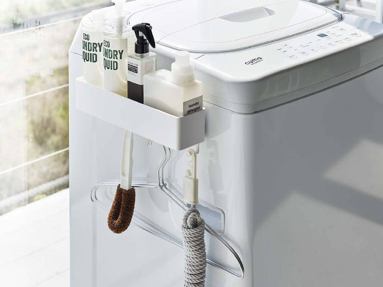 キッチンカウンターに取り付けられた【MIST/ミスト】フィルムフックラック W30と洗濯機やシンクなどの家庭用電化製品が配置されている様子