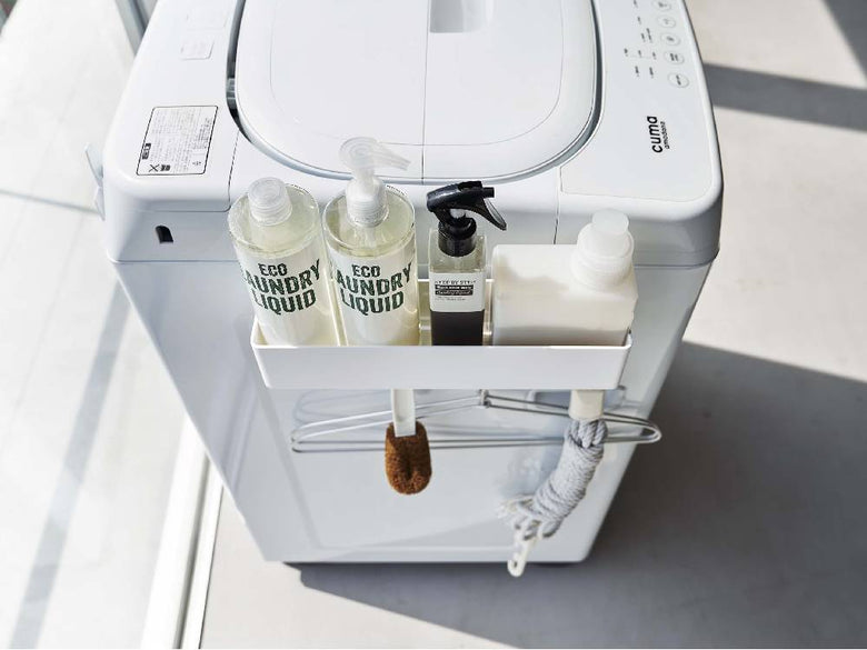 【MIST/ミスト】フィルムフック ラック W30、本体と付属フックが光沢のある平らな壁面に設置されている様子