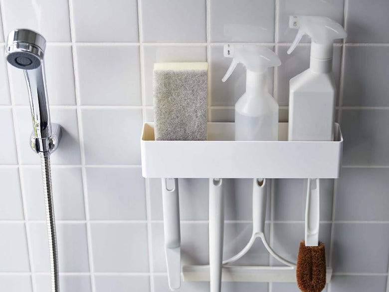 浴室の洗面台に【MIST/ミスト】フィルムフック ラック W30を使用し、歯ブラシホルダーやソープディスペンサー、タオルを整理している様子