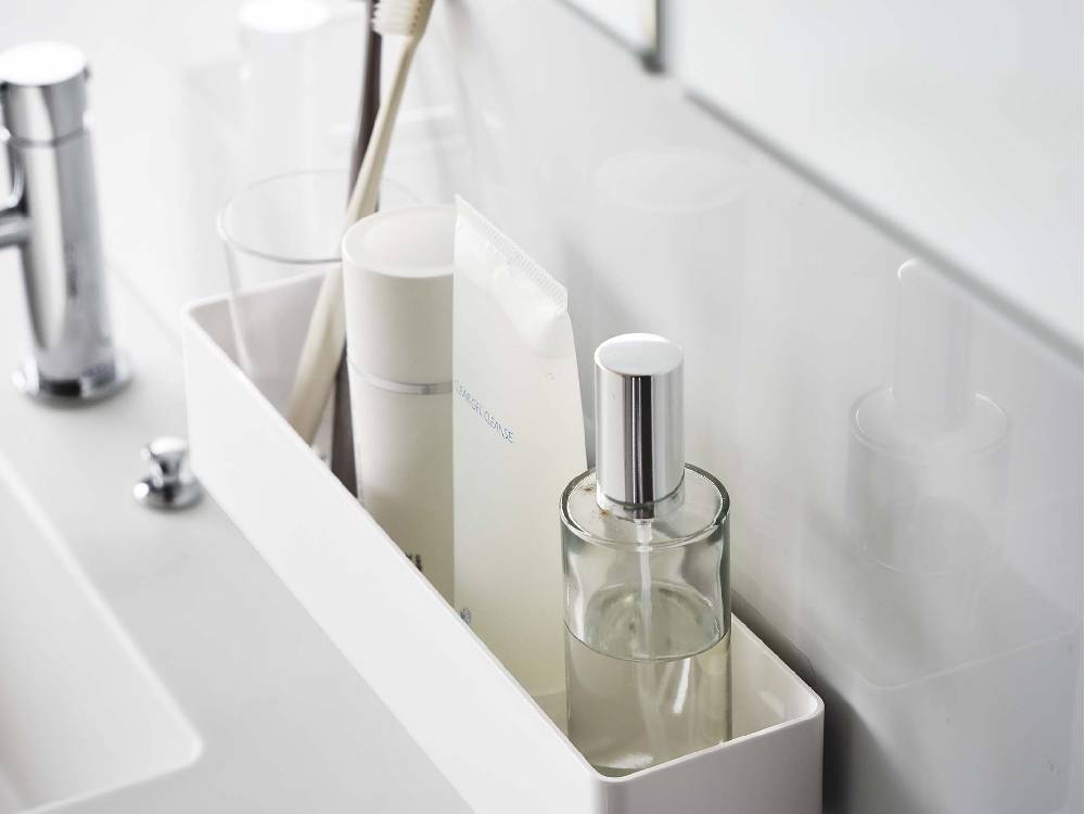 浴室の洗面台に取り付けられた「MIST/ミスト フィルムフック ラック W30」。シンクや蛇口、ソープディスペンサーと共に配置されています。
