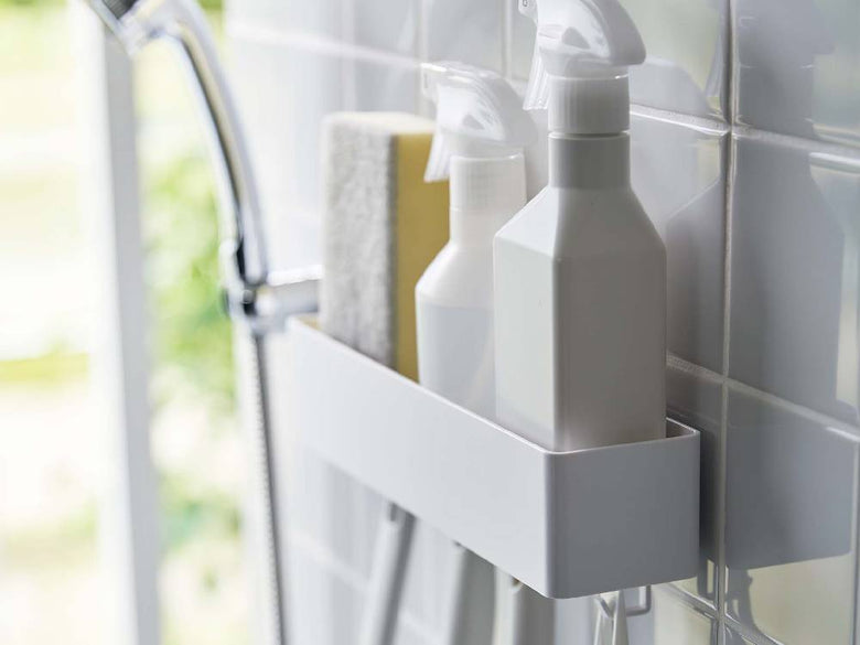 バスルームの洗面台に【MIST/ミスト】フィルムフック ラック W30が設置され、タオルや石鹸ディスペンサーが掛けられている様子
