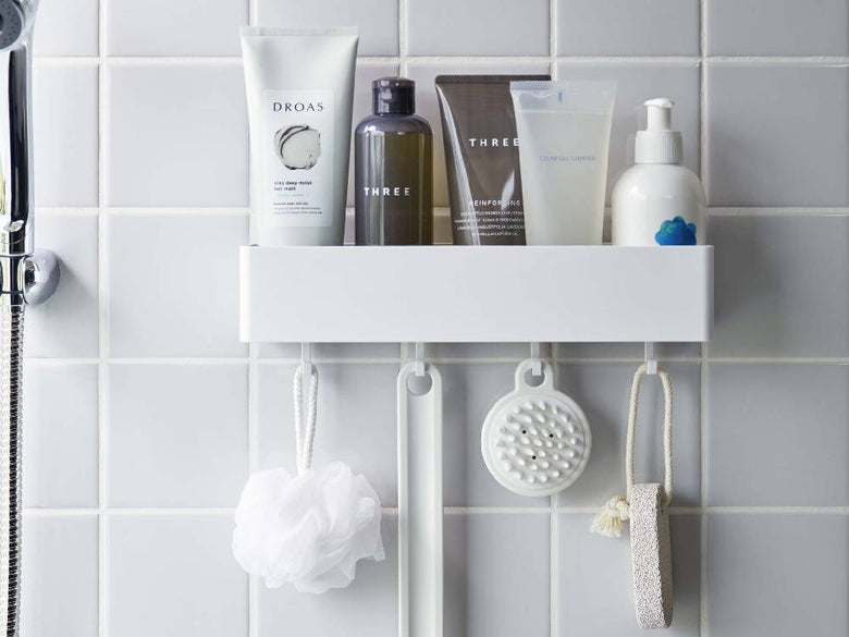モダンなバスルームに『MIST/ミスト』フィルムフックラックW30が設置され、棚にタオルやボトル、ソープディスペンサーが整然と配置されたインテリアデザインの様子