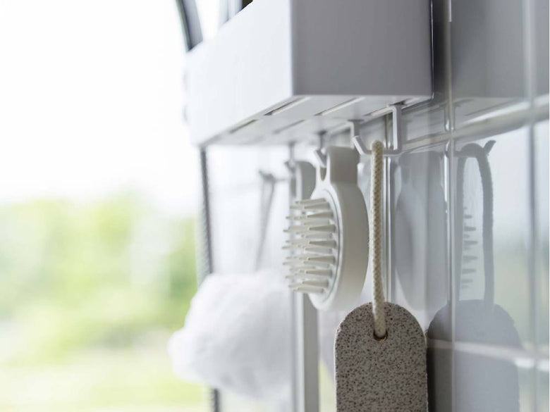 銀色のアルミ製フックが4つ取り付けられたMIST/ミストのフィルムフックラック W30