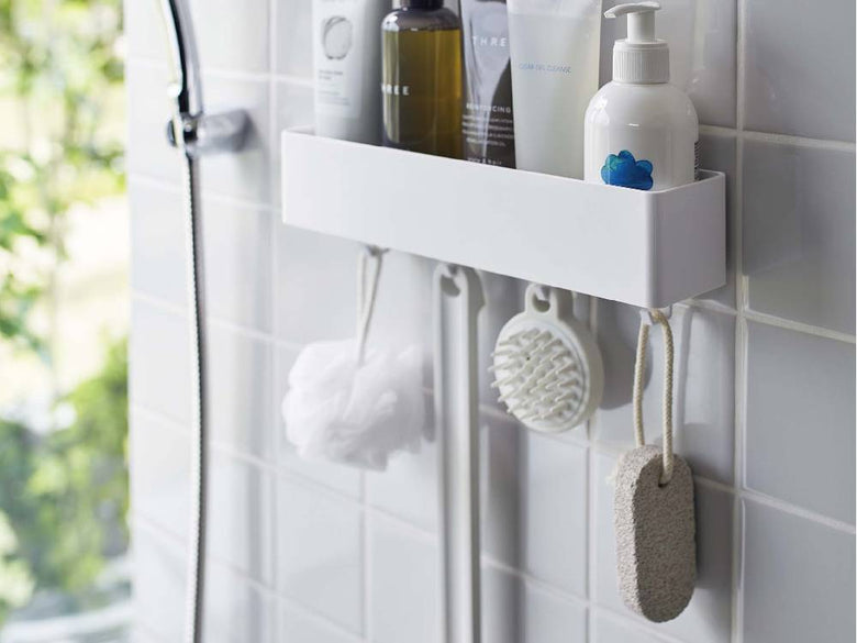 【MIST/ミスト】フィルムフックラック W30が浴室の棚に取り付けられ、タオルやソープディスペンサーを掛けているインテリア
