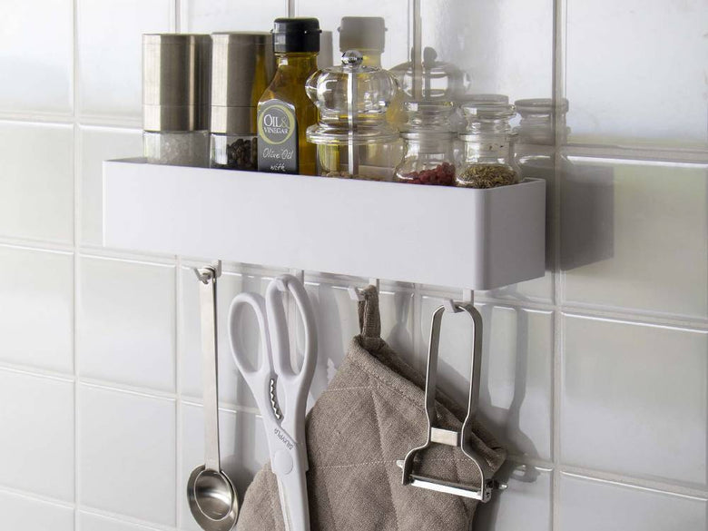 キッチンのカウンタートップに設置された【MIST/ミスト】フィルムフック ラック W30で、瓶や調理器具が整理されている様子