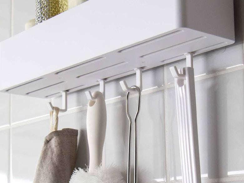 クローゼット内の棚に設置されたMISTミスト フィルムフック ラックW30。服掛けや収納キャビネットと調和したスタイリッシュなインテリアデザイン。