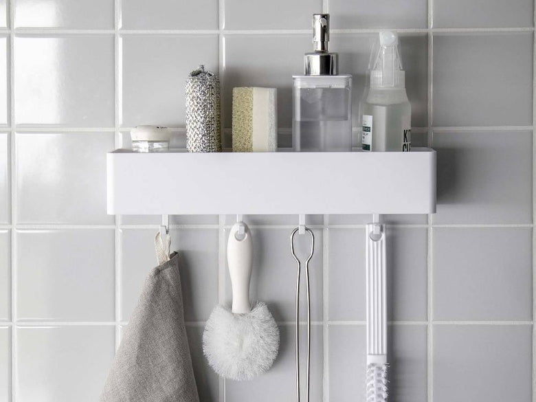 浴室に設置された【MIST/ミスト】フィルムフックラック W30。シルバーのソープディスペンサーやボトル、タオルが整然と並び、インテリアに調和した収納棚です。