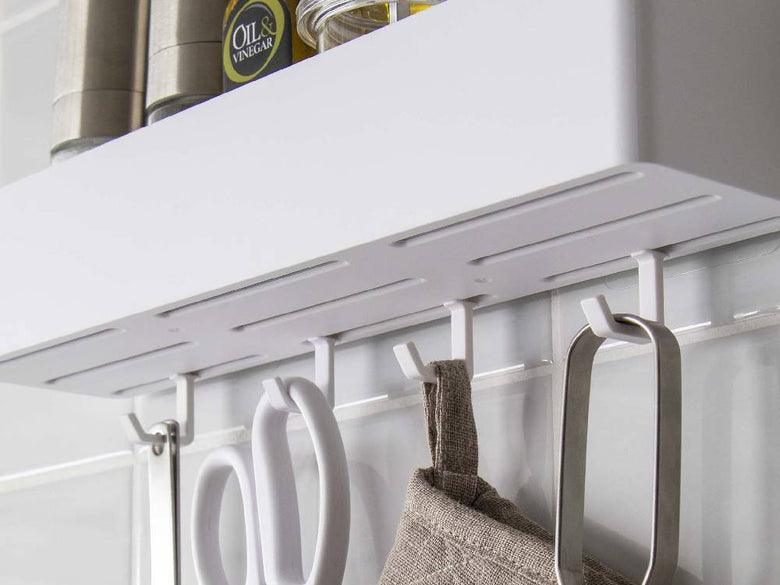 キッチンの棚に取り付けられた【MIST/ミスト】フィルムフックラック W30。4つのフックで調理器具を収納