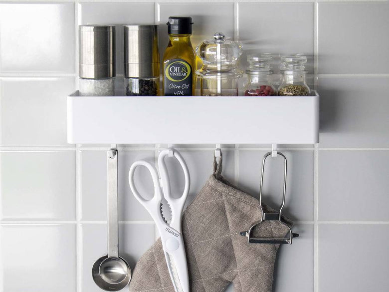 MISTフィルムフックラックW30がキッチンの棚に設置され、瓶や調理器具が掛けられている様子
