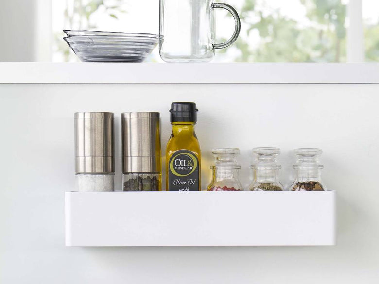 キッチンの棚に【MIST/ミスト】フィルムフックラック W30を使用して、ガラス瓶や食品保存容器が整然と並べられている様子