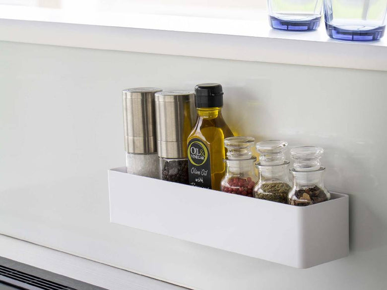 キッチンの棚に【MIST/ミスト】フィルムフック ラック W30が取り付けられ、ボトルや果物が整然と配置されている様子