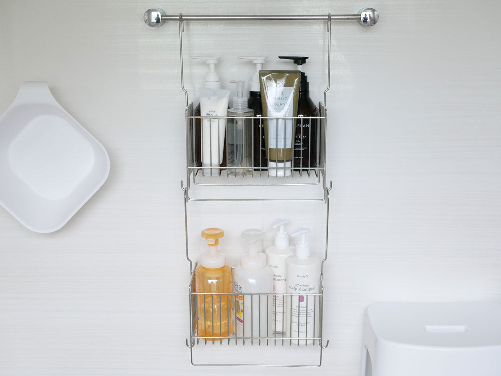 Hinata Lifeの連結可能な18-8ステンレス製引っかけお風呂バスケットにタオルや調理器具が掛けられている様子