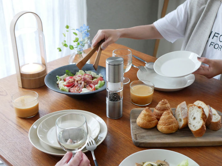 テーブル上に置かれたセイラスのツインソルト＆ペッパーミル。18-8ステンレス製で塩と胡椒を挽く二つの調味料ミル