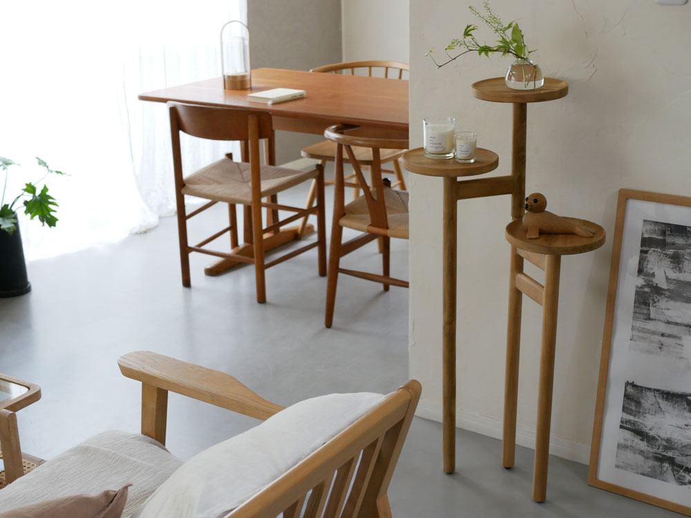 チーク無垢材を使用したサンフラワーラタンの三段ステップトレイテーブル