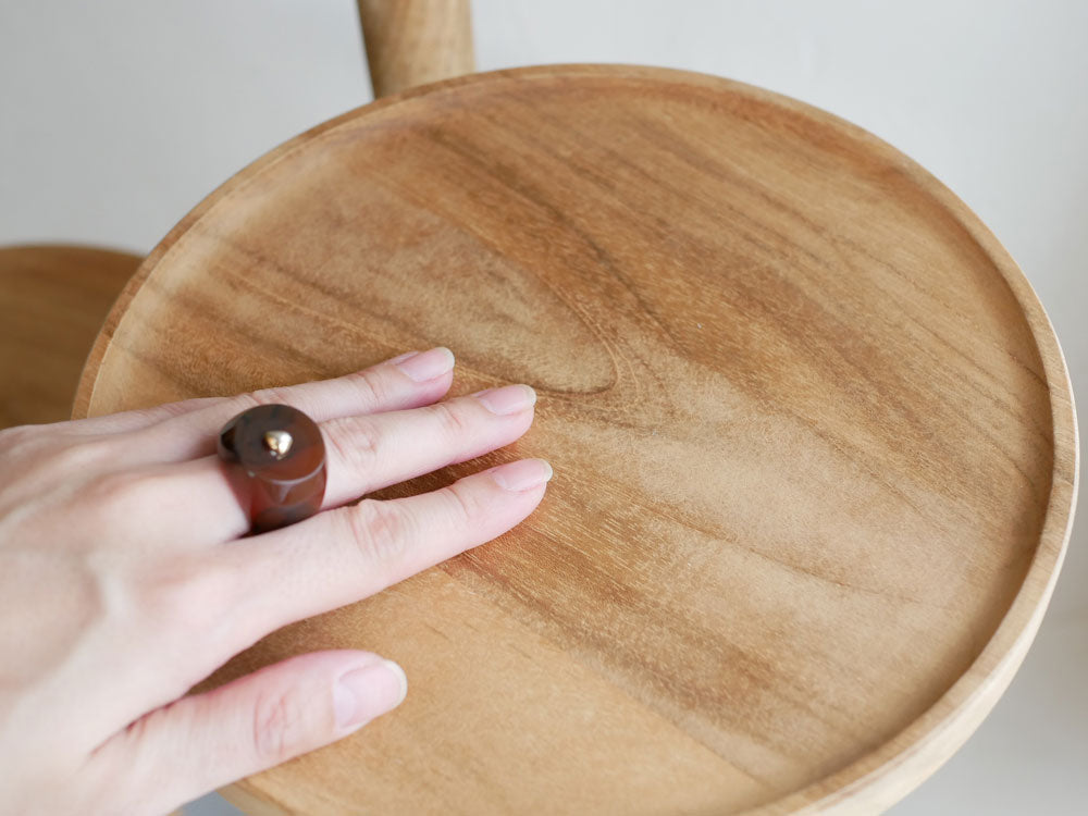 チーク無垢材を使用したサンフラワーラタンのナチュラル仕上げステップトレイテーブル