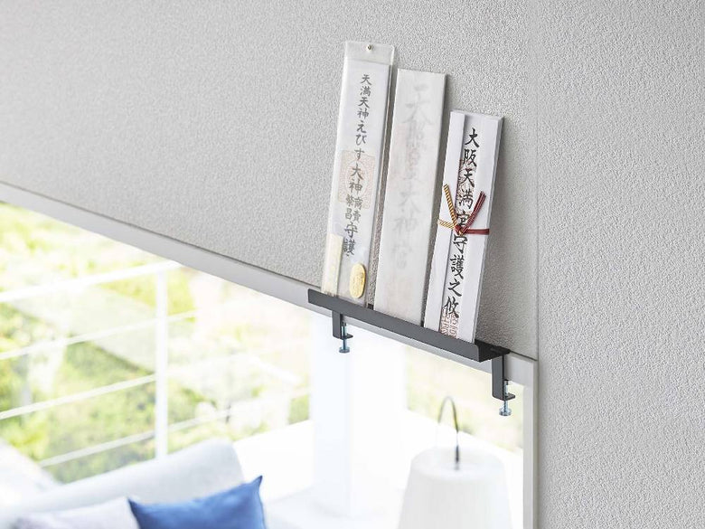 「tower/タワー」ブランドの鴨居上神札スタンドが木製の鴨居に取り付けられている様子