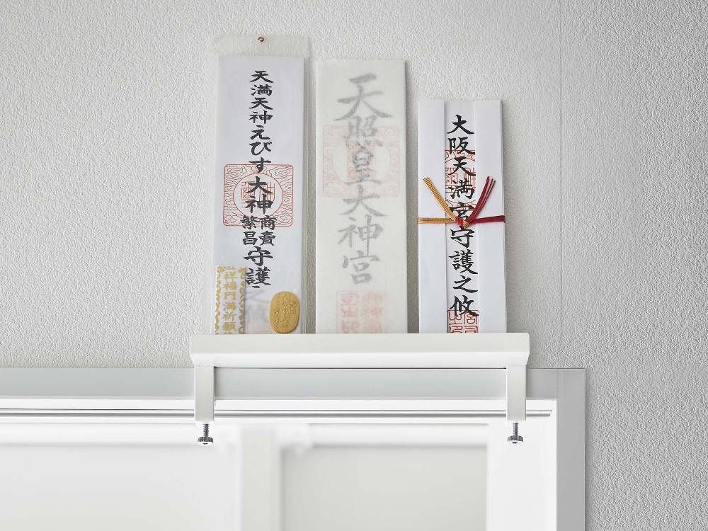 タワーブランドの鴨居上神札スタンド。幅25cmのスチール製で木製の鴨居や窓枠に簡単に取り付け可能なオフィス用品。
