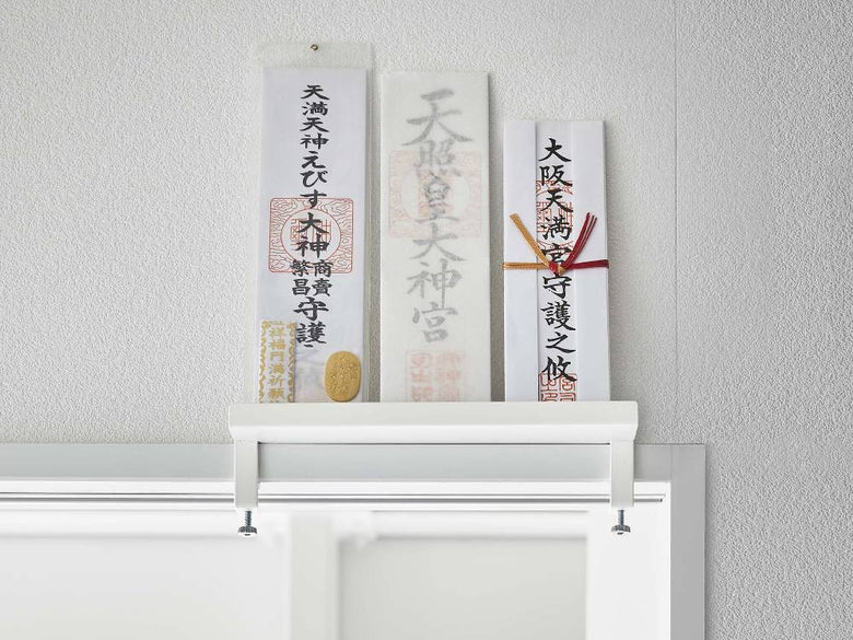 タワーブランドの鴨居上神札スタンド。幅25cmのスチール製で木製の鴨居や窓枠に簡単に取り付け可能なオフィス用品。