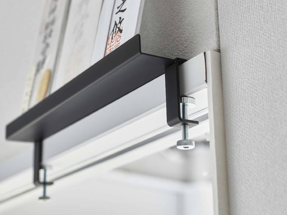 木製の鴨居に取り付けられたタワー製鴨居上神札スタンド