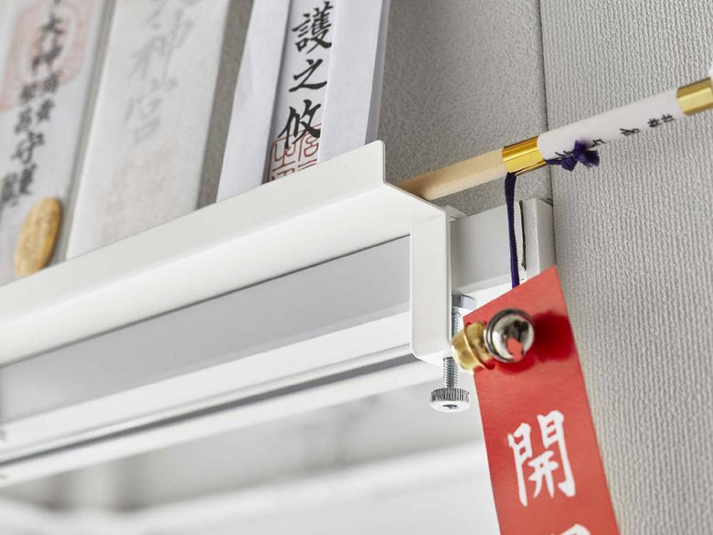 木製の鴨居に取り付けられたtower/Yamazaki製の鴨居上神札スタンド