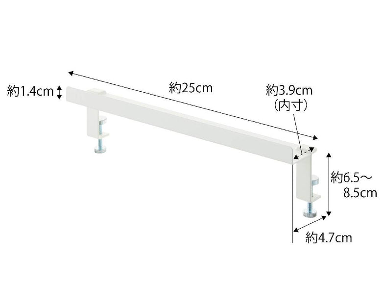 スチールとアルミニウム製のタワーブランド鴨居上神札スタンドが木製の鴨居枠に取り付けられている様子