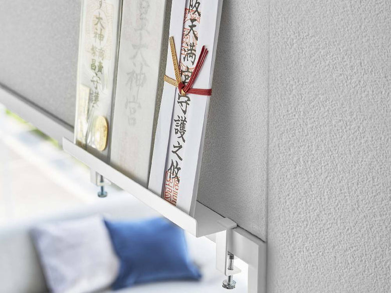 オフィス用棚に設置されたtower/Yamazakiの鴨居上神札スタンドとグラーマニウムの植木