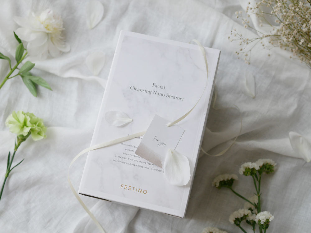 紙とリボンで美しく包まれたフェイシャルクレンジングナノスチーマーのギフト包装