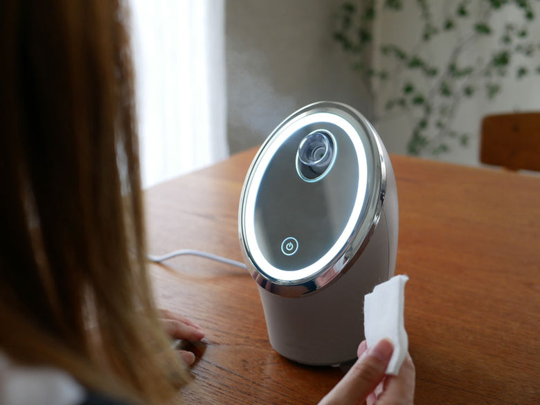 シルバー色のフェスティノ フェイシャルクレンジングナノスチーマー