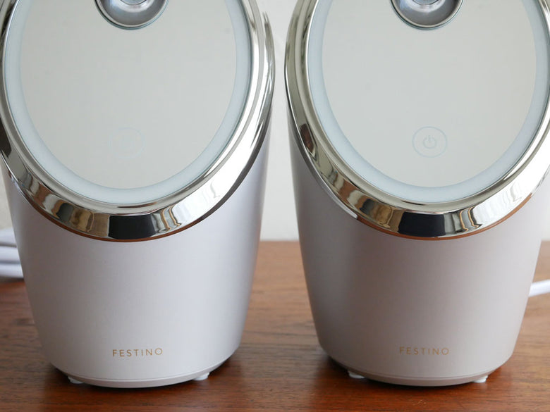 フェスティノの銀色小型フェイシャルクレンジングナノスチーマー本体がテーブルに置かれている様子