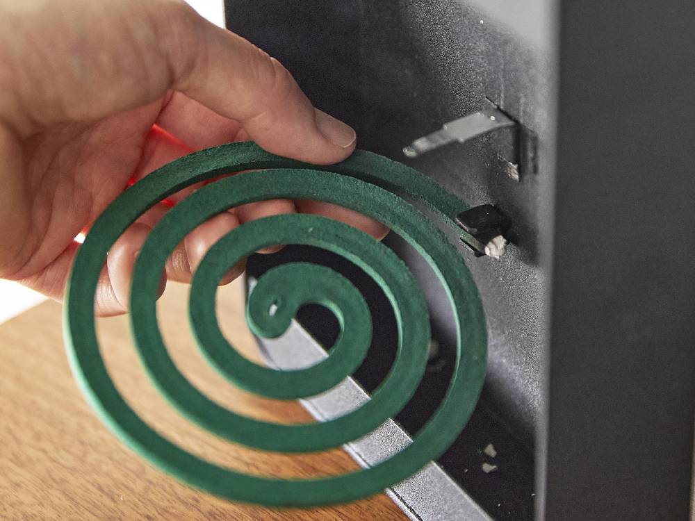 幅14cm、高さ20cmのスチール製ハンドル付き蚊取り線香スタンド。螺旋形の蚊取り線香をセットできるデザイン。