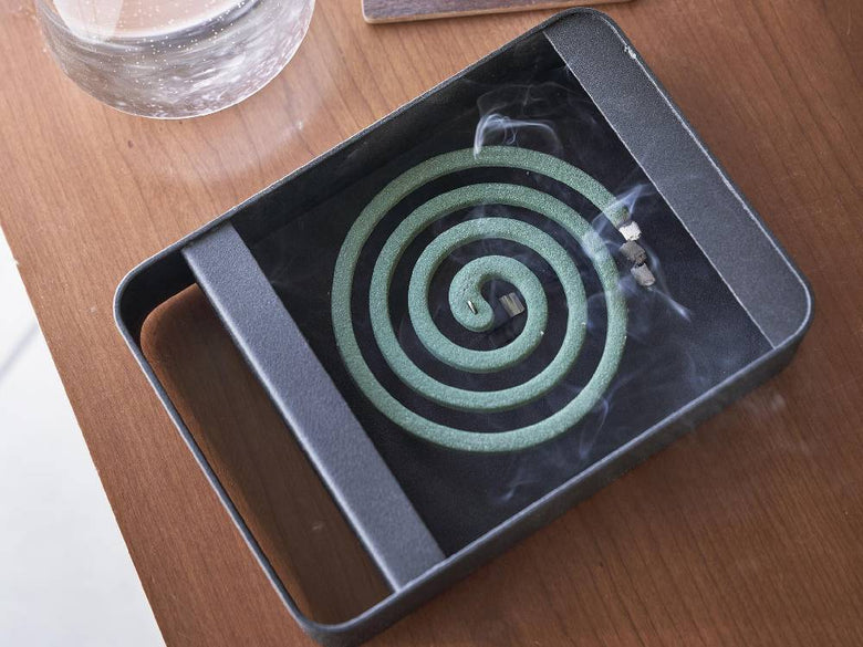 シルバー仕上げのスチール製ハンドル付き蚊取り線香スタンド、高さ20cmのコンパクトなデザイン