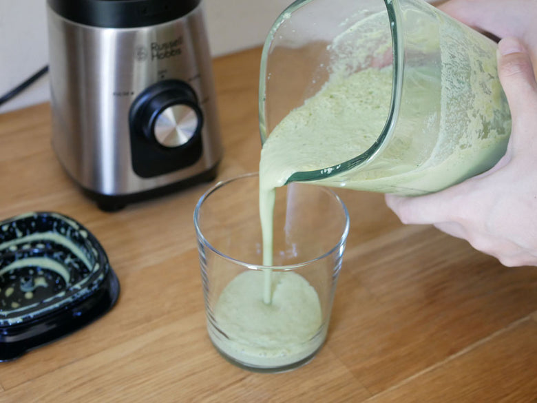 ラッセルホブスのベーシックブレンダーと新鮮な食材が並ぶキッチンの調理風景