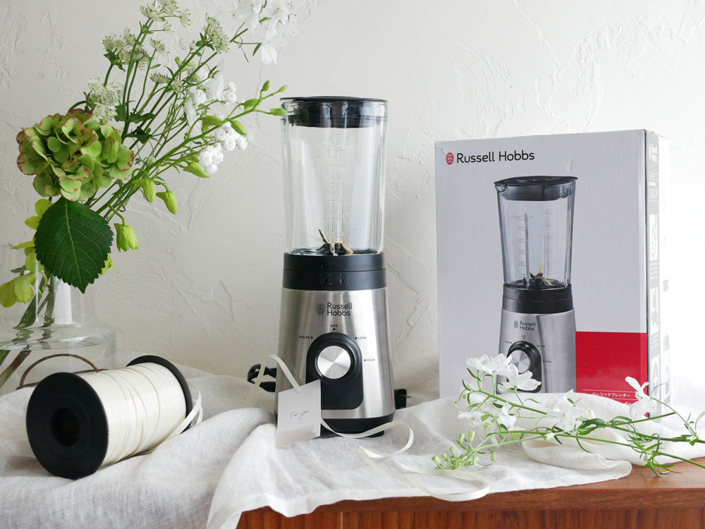 ラッセルホブスのベーシックブレンダーと新鮮な野菜やスパイスがキッチンカウンターに並んでいる様子