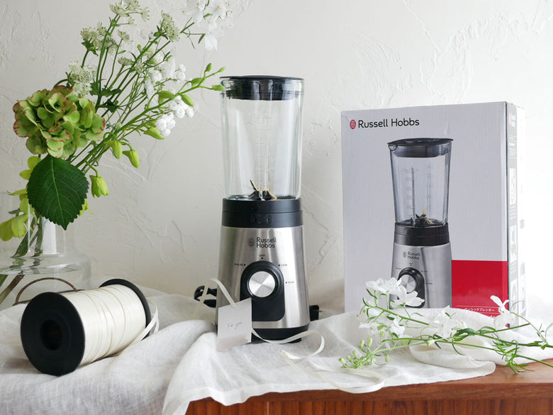 ラッセルホブスのベーシックブレンダーと新鮮な野菜やスパイスがキッチンカウンターに並んでいる様子