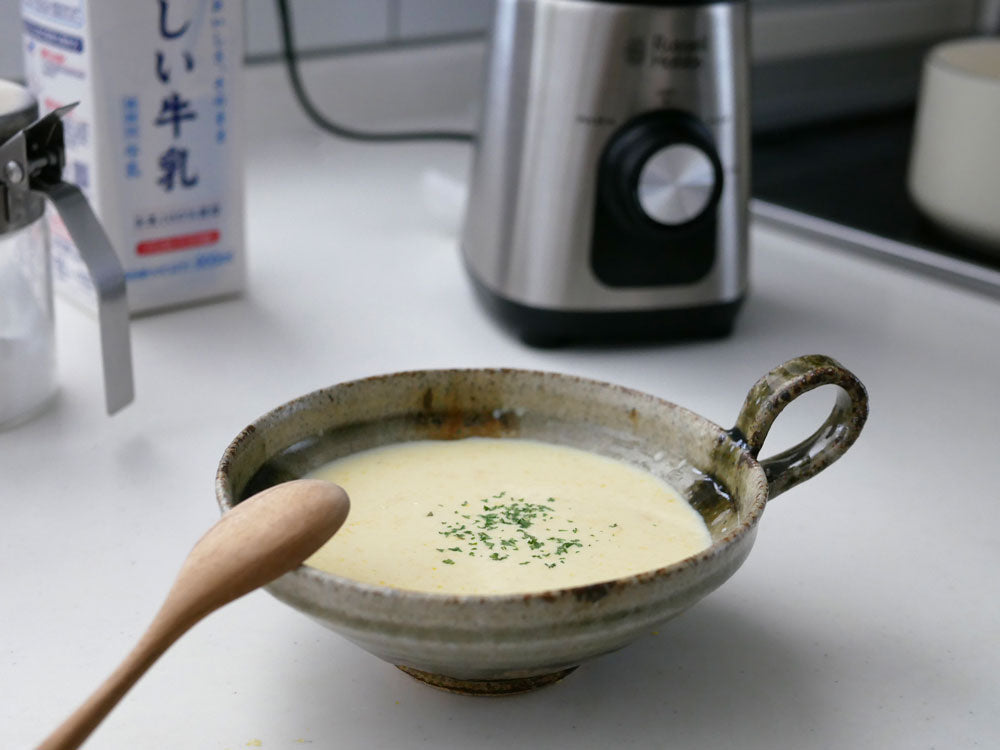 Russell Hobbsベーシックブレンダーとヴィシソワーズスープが入ったボウル、食器、台所用具が並ぶキッチンの風景