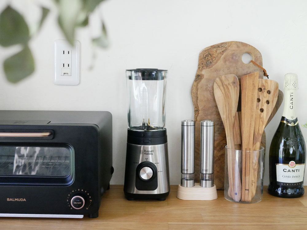 ラッセルホブスのベーシックブレンダーがキッチンカウンターに置かれた家庭用小型家電として配置されている様子