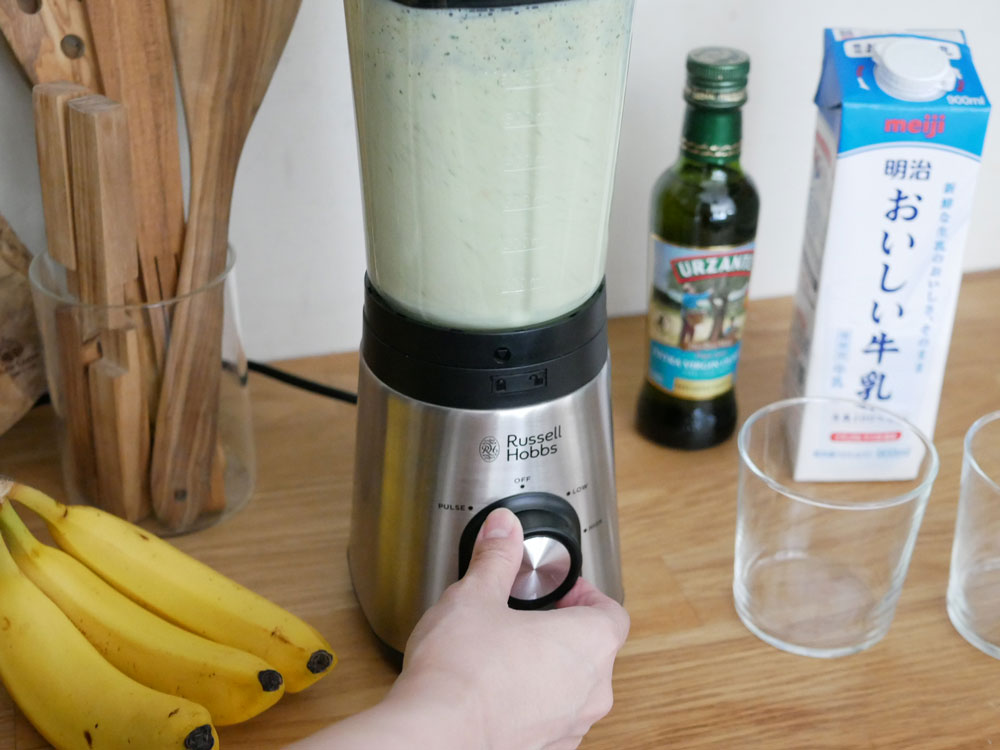 ラッセルホブスのベーシックブレンダーで新鮮な野菜をミキシングしている様子