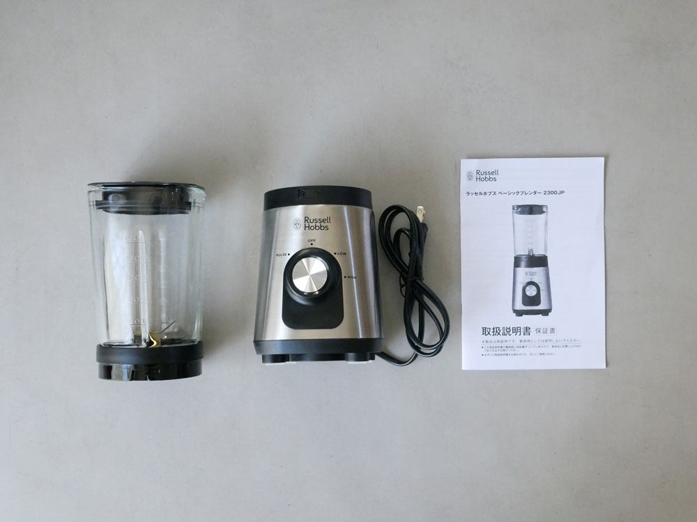 Russell Hobbsラッセルホブスのベーシックブレンダーと新鮮な野菜がキッチンテーブルに置かれている様子