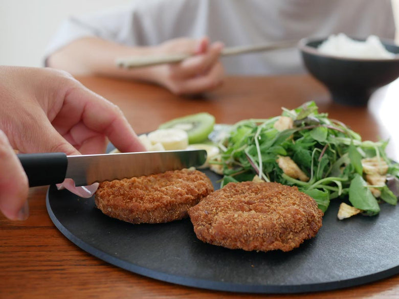 CHOPLATEチョップレートの上に揚げカツが盛られた食卓の様子