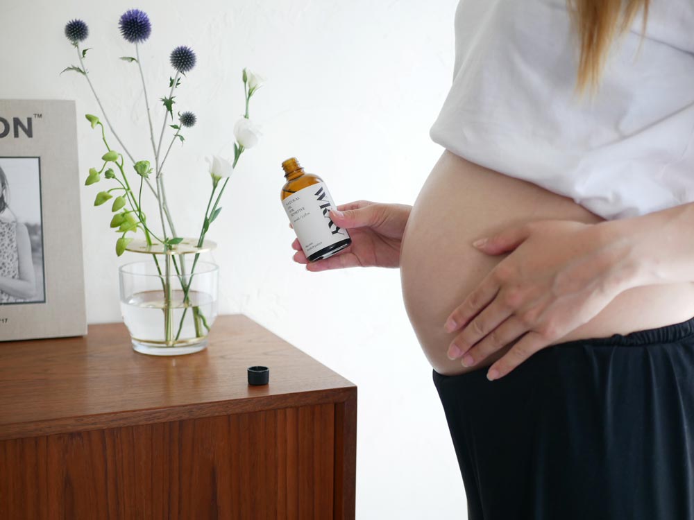 【WRAY/レイ】ナチュラルインティメイトウォッシュとナチュラルオイルフォーセンシティブのボトルと釘が写っている画像