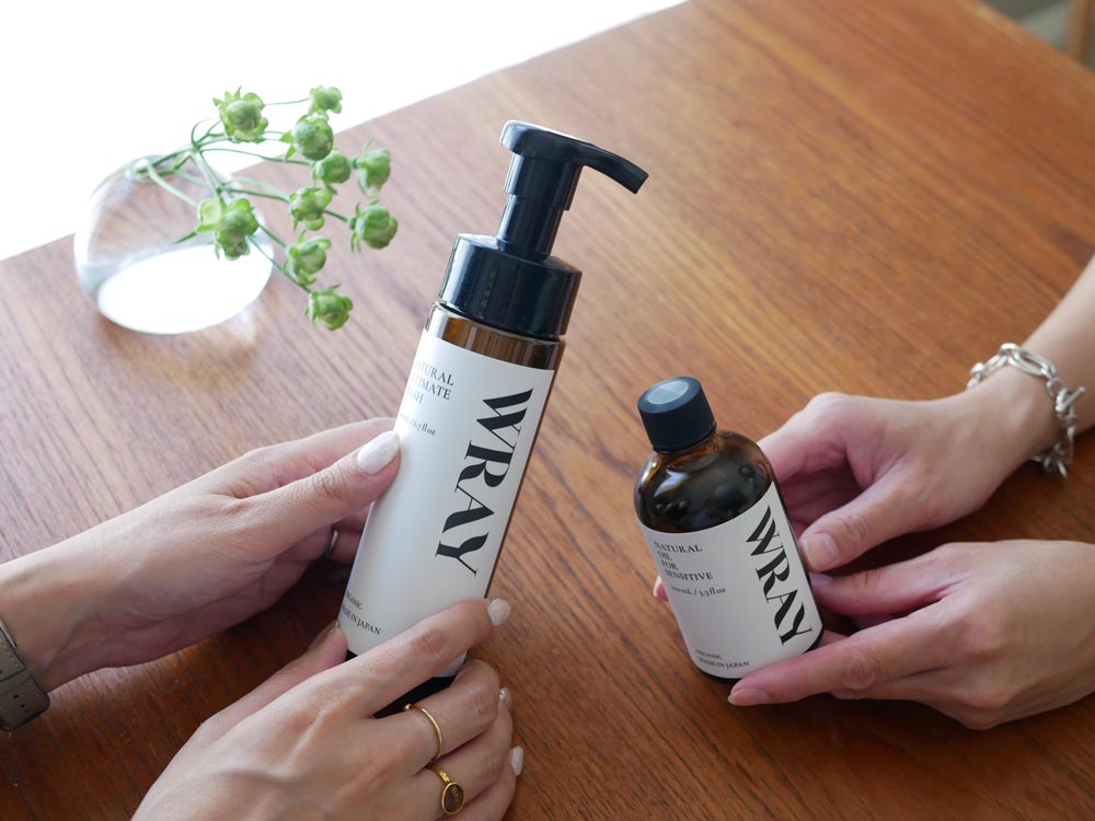 【WRAY/レイ】ナチュラルインティメイトウォッシュとナチュラルオイルフォーセンシティブの化粧品ボトル