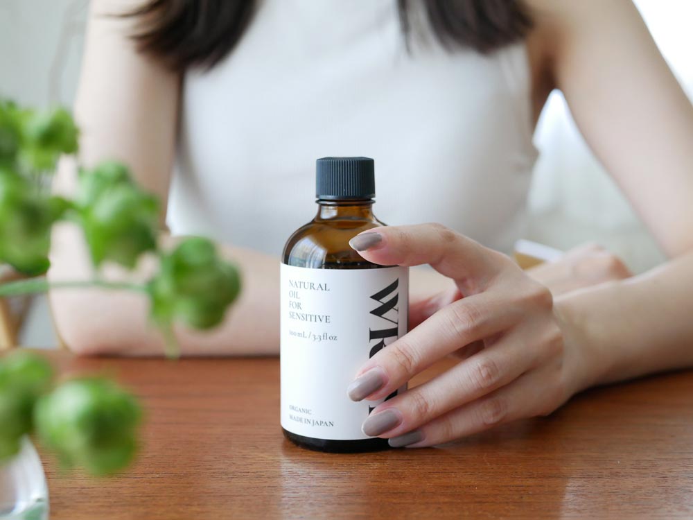 WRAYのナチュラルインティメイトウォッシュ200mLガラス瓶とナチュラルオイルフォーセンシティブ100mLプラスチック瓶がラベル付きで並んでいる様子