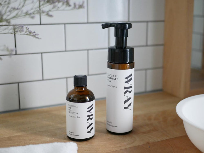 【WRAY/レイ】ナチュラルインティメットウォッシュとナチュラルオイルフォーセンシティブのガラスおよびプラスチックボトルが並んでいる