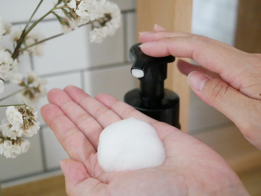 洗面台に配置されたソープディスペンサーとWRAY/レイのナチュラルインティメットウォッシュおよびナチュラルオイルフォーセンシティブ